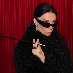 Ann in Black - Істинна Багачка